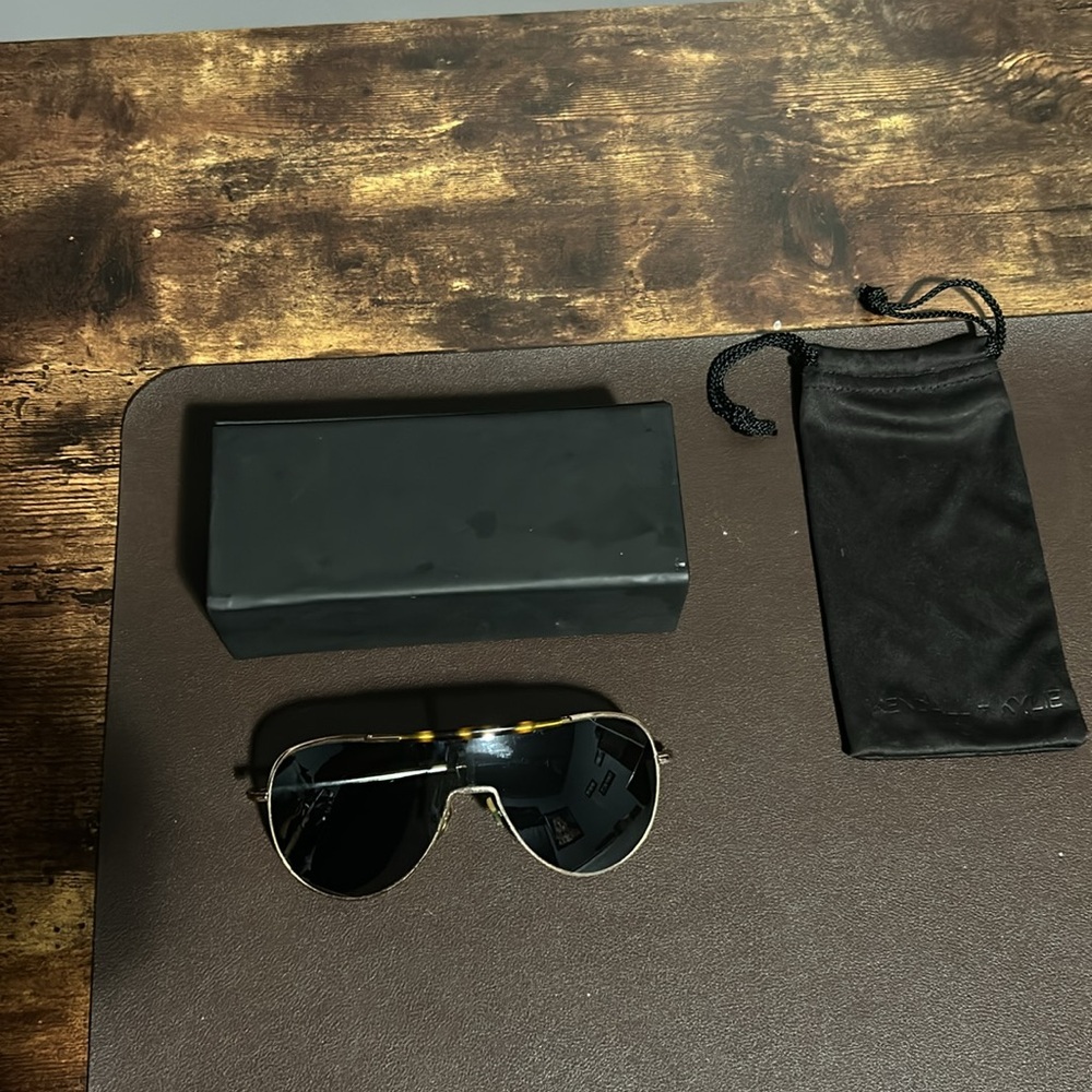 Kendall & Kylie Layla Shelded Aviator Sunglasses Pacific Gold tortoise